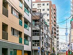 前面道路から撮影（マンション西側から外観）