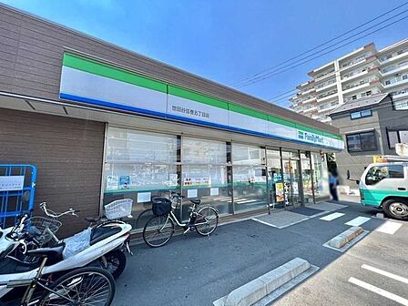 ファミリーマート世田谷弦巻五丁目店 240m