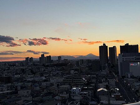 夕焼けに染まる空と富士山を望む