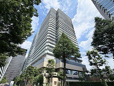 外観：低層階は店舗、商業施設