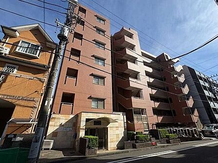 左から2番目の建物