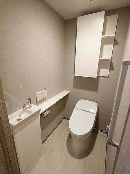 ロータンクで空間を広げた、手洗い場つきのトイレです。
