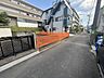 その他：現地写真　土地と道路とは平坦です。