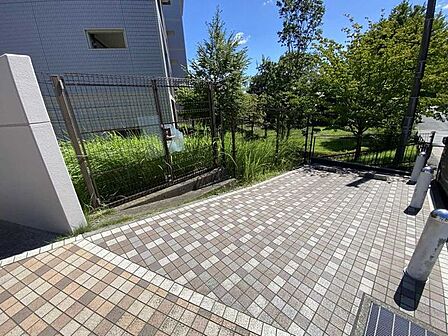 来客用駐車場：使用料無償（予約必要）