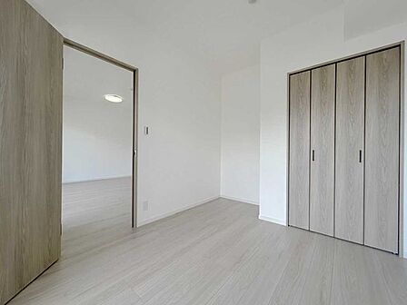 【約5.1帖】採光のとれた洋室で室内が明るく、収納もございます
