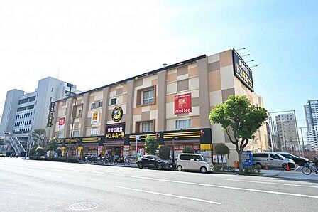 ドン・キホーテ上本町店 220m