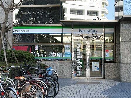 ファミリーマート新宿アイタウン店 50m