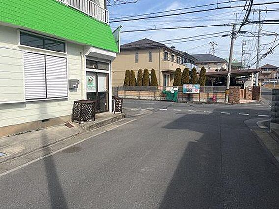 南東側前面道路...