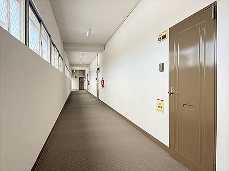 玄関（外）・9階共用廊下