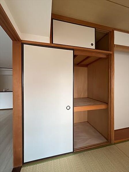 押入