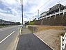 その他：　前面道路には歩道が整備されています