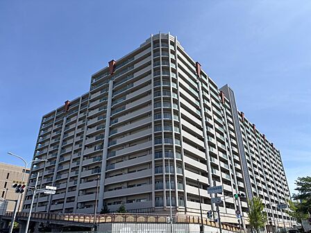 駅前の利便性を感じる堂々としたマンション