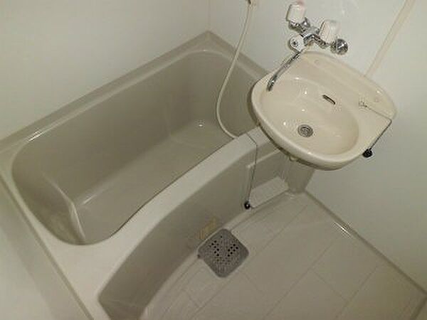 画像9:洗面台付のバスルーム。