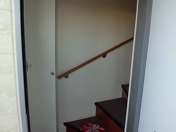 画像16:室内にある階段を昇って居室へ・・・