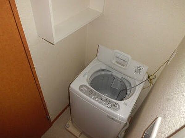 画像10:洗濯機の横の棚に洗剤等を置けます。