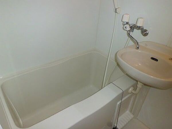 画像14:洗面台付バスルーム。