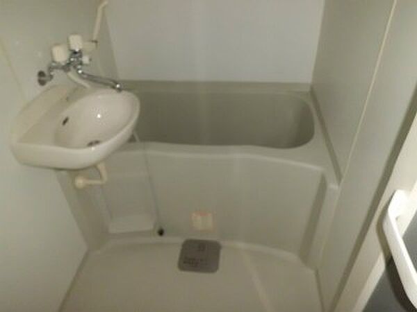 画像5:洗面台付バスルーム。
