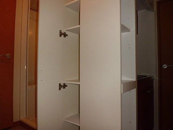 画像18:キッチン脇には白い素敵な収納棚。