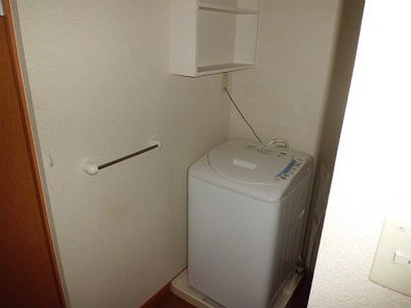 画像14:洗濯機と棚。