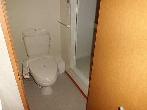 画像8:ウォッシュレット付のトイレ。