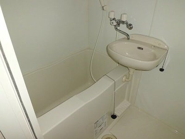 画像8:洗面ボウル付のバスルーム。