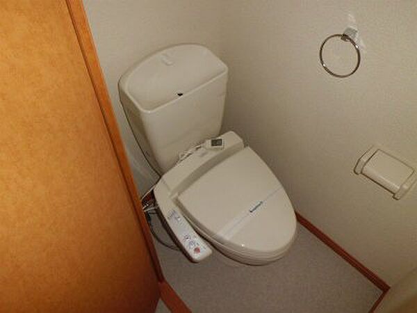 画像10:ウォッシュレット付のトイレ。