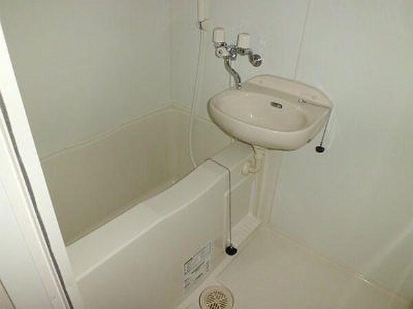画像7:洗面ボウル付きバスルーム。