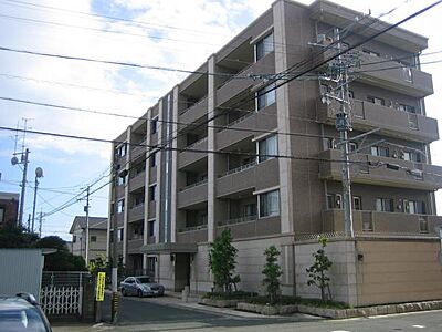 外観：5階建ての低層マンションは山手の町になじみます