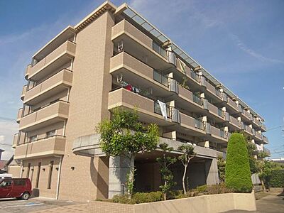 外観:重厚感のあるタイル貼りの外観。周辺は生活利便施設が充実した好立地です。 外観:重厚感のあるタイル貼りの外観。周辺は生活利便施設が充実した好立地です。