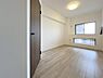 洋室：大きいクローゼットには荷物を詰め込みたくなりそうですね。