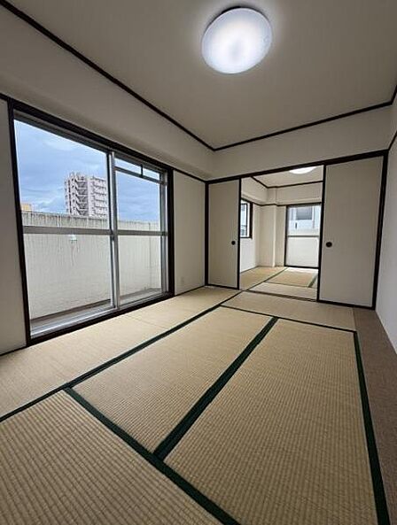 6帖+6帖の和室。つなげて広々使えます。押入れも設置されています。