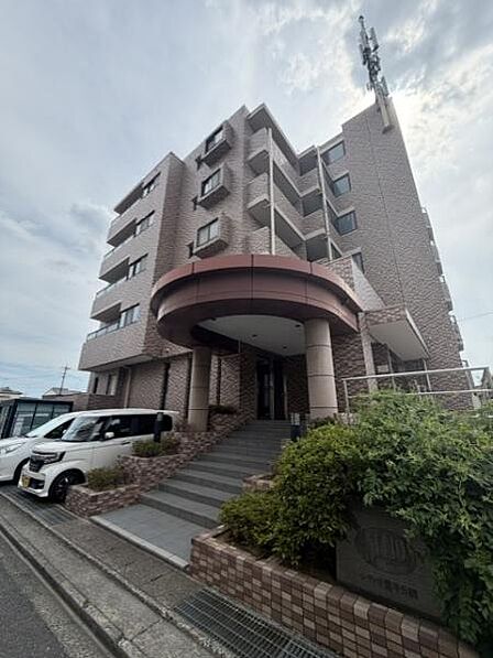 重厚感のあるマンションです。