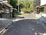 外観：南側からのアングルの前面道路です