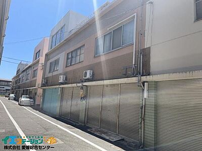 外観：ガレージがある店舗併用の中古住宅です。