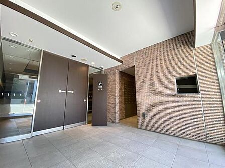 ○住まう方、訪れる方を迎えるエントランスはいつも綺麗に掃除されています。