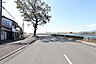 外観：西側前面道路 二車線の道路です。川の見える景色のきれいな道です。