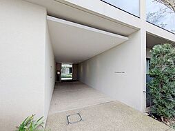 アプローチの奥にはオートロックシステムがございます。