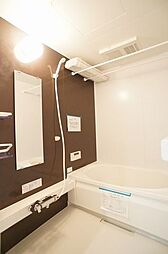 【浴室】清潔感のある浴室、雨の日に便利な浴室乾燥機付。お風呂は追い焚き付き