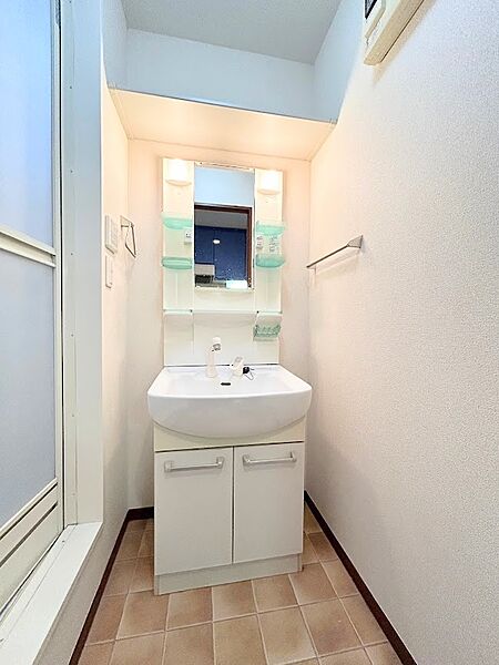 画像13:独立洗面所。洗髪洗面化粧台と、気持ちばかりの脱衣スペースです。。。