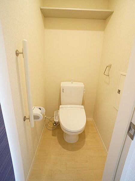 画像23:温水洗浄便座付きトイレ