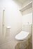 室内：【トイレ】トイレは洗浄機能付きの多機能便座仕様♪あると便利な手摺や棚もついてます♪