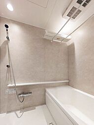 【浴室】鏡のないタイプのユニットバス。浴室乾燥機付き。