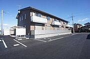 西側からの外観の様子になります。