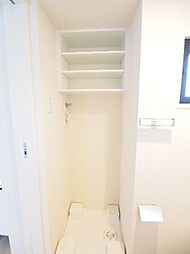 洗濯機置場には洗濯パンが設置されていて上部には棚があり、アメニティーグッズの収納場所も確保されています。