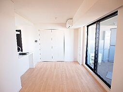 角部屋で2方向に窓があるフローリングのお部屋です。正面に収納があります。バルコニーもあり洗濯物を干せます。