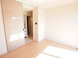 玄関からキッチンを通って洋室になります。鏡面仕上げの引き戸を閉めれば玄関から直接見える事もありませんね。モニター付きインターホンで来訪者を確認出来るのは安心ですね♪
