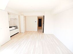 床はフローリング仕様となっています。白を基調とした明るいお部屋です。キッチン前にある引き戸でキッチンを隠す事も出来ます。お好みでお部屋の雰囲気が変えられます♪