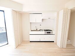 キッチン前にある引き戸でキッチンを隠す事も出来ます。お好みでお部屋の雰囲気が変えられます♪