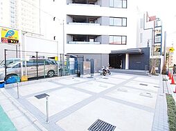 アプローチ部分です。非常に広く引っ越しのしやすい。