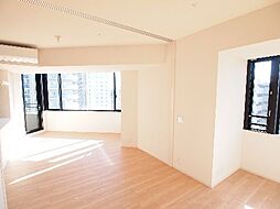洋室の引き戸を全開してＬＤＫを見た写真です。大きな窓から陽射しが差し込んできます。